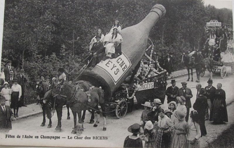Fêtes de l'Aube en Champagne. - Le Char des Riceys en 1921 (8 FI 10474 - Archives de l'Aube).