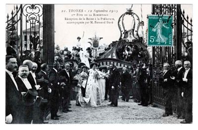 8 Fi 1207 Troyes - 12 septembre 1909 - 1re Fête de la Bonneterie - Réception de la Reine à  la Préfecture accompagnée par M. Fernand Doré