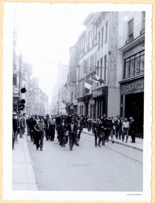 La Libération de Troyes - Rue Georges Clémenceau. Convoi de prisonniers allemands escortés par des résistants,  après les combats du 25-27 août 1944 (57 Fi 31 - Archives de l'Aube)