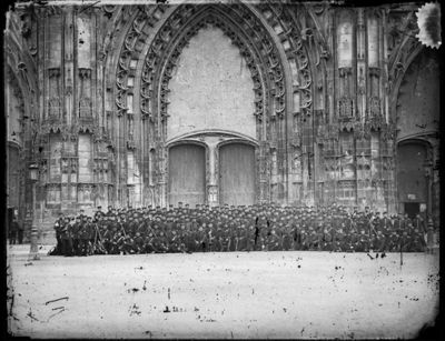 Soldats allemands posant devant la cathédrale de Troyes - 18 Fi 7621