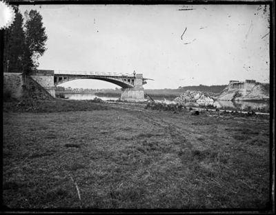 Vue du pont de Bernières (Nogent-sur-Seine) détruit pendant la guerre  18 Fi 7620